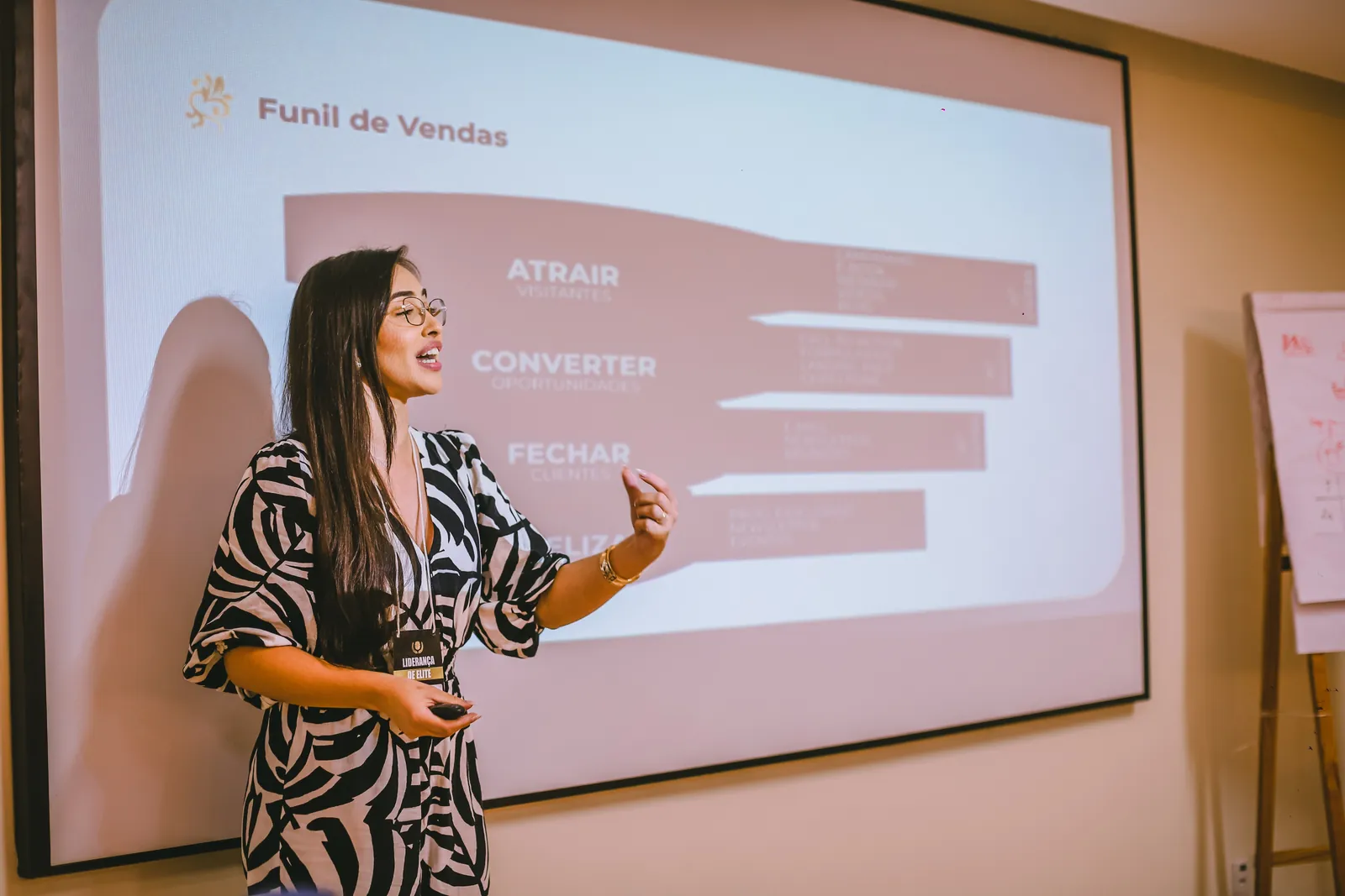 Ynnara apresentando um funil de vendas para a equipe