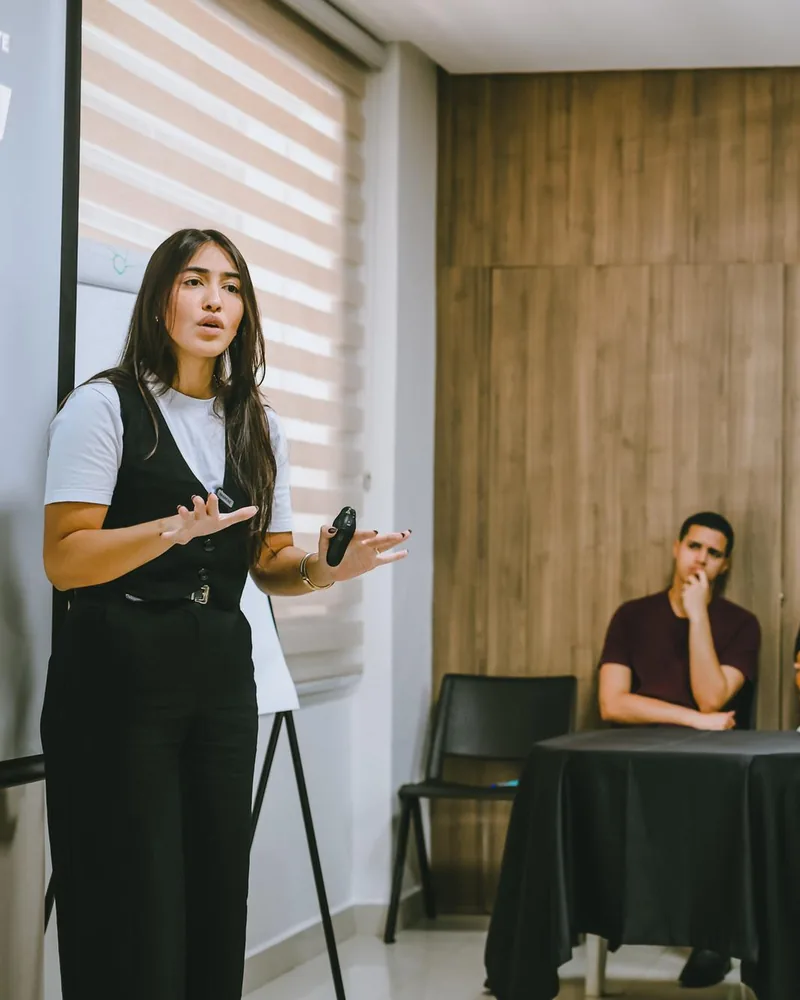 Ynnara mediando um painel com convidados