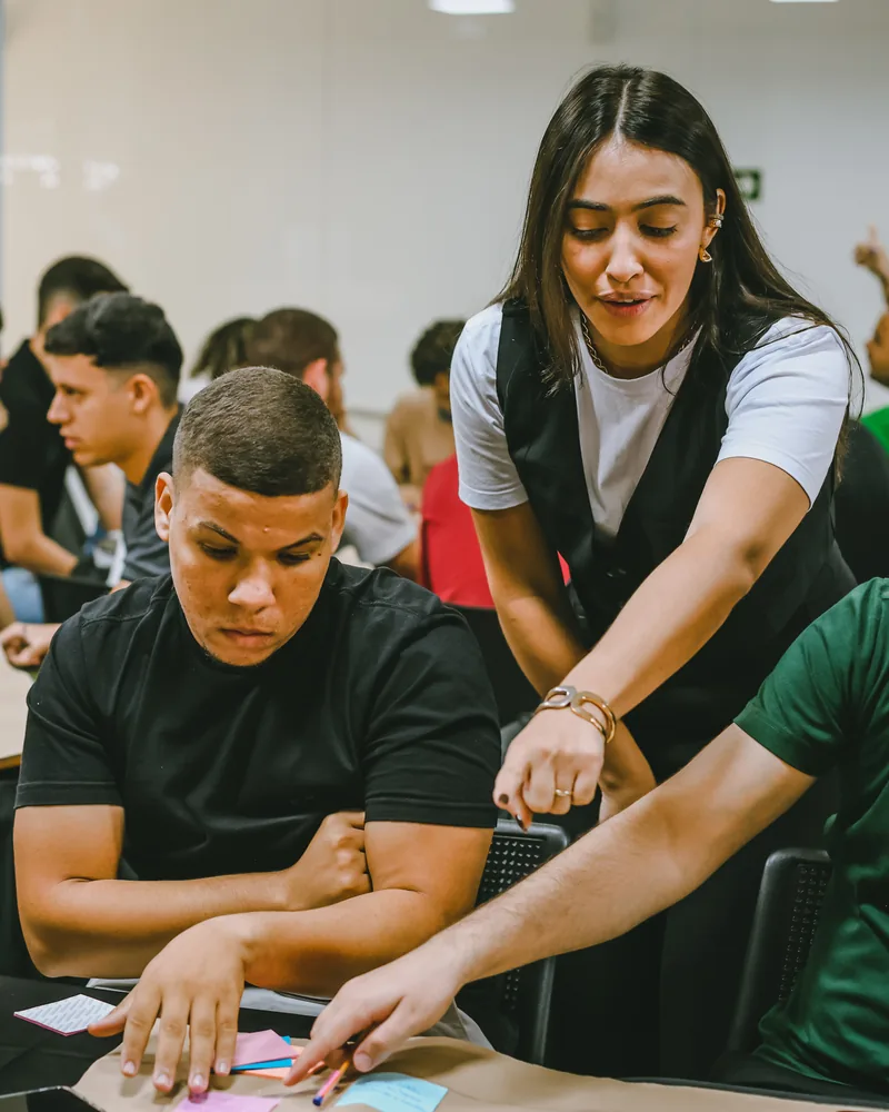 Ynnara conduzindo uma dinâmica com uma equipe