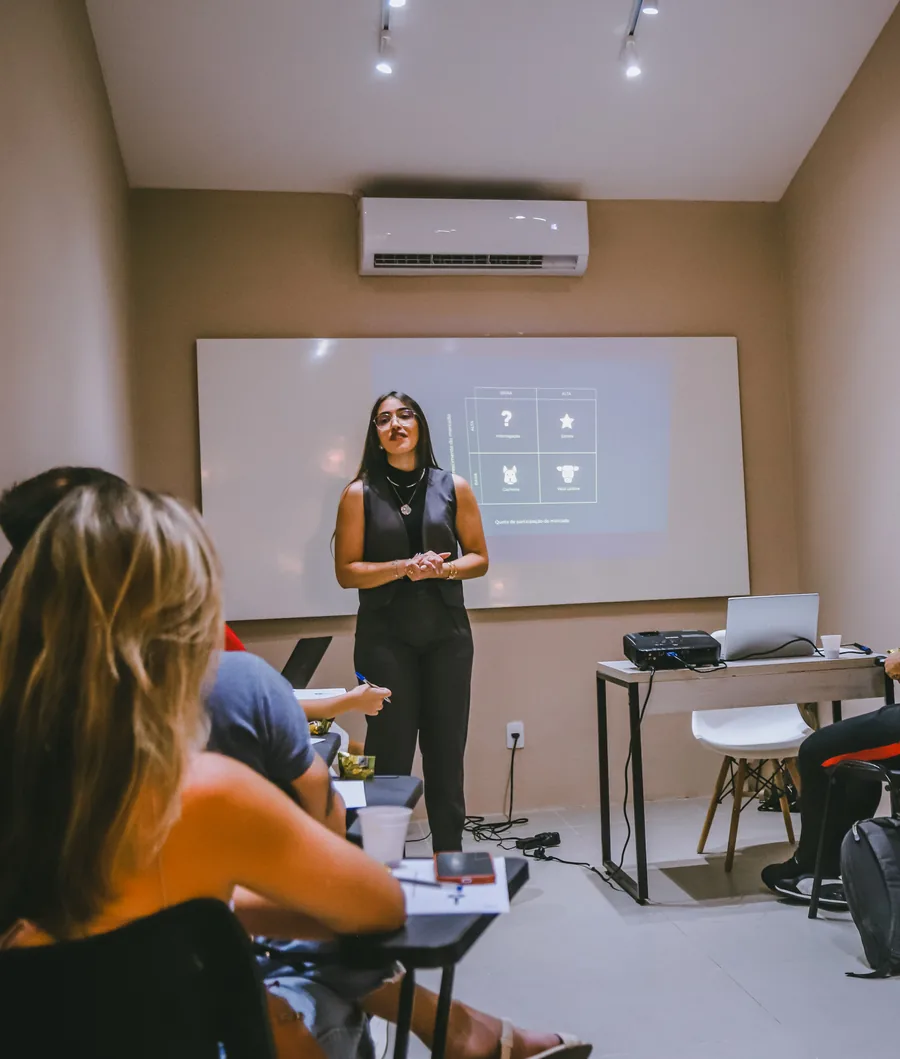 Ynnara palestrando para uma sala cheia