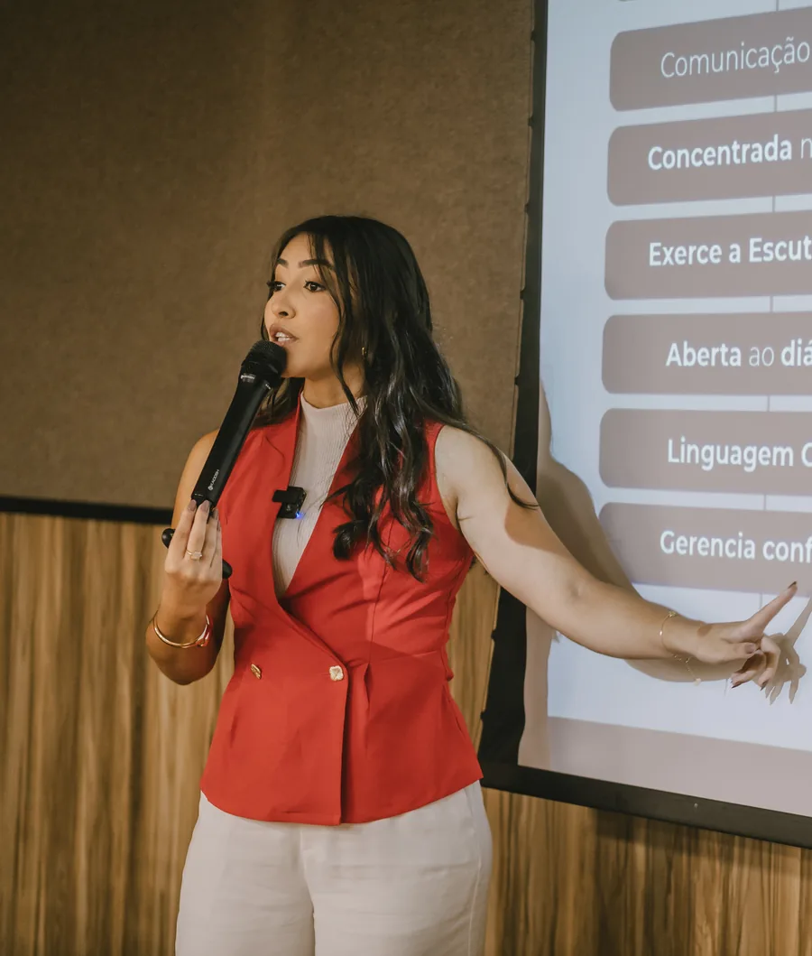 Ynnara apresentando os estilos de comunicação em um treinamento